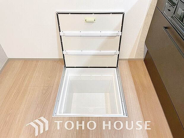 食品ストックや非常食・保存食の保管庫として活用できます。住まいの床下点検口としての役割もあります。