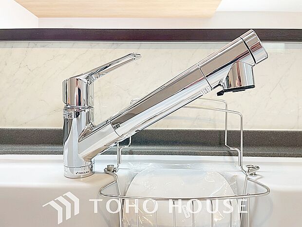 ワンタッチで浄水と原水を切り替えできる浄水器一体型水栓は水道水に含まれる有害物質を除去してくれます。