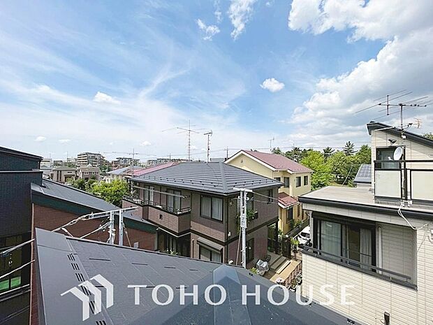 星空が地上に映りこむかのような夜景のきらめきまで、この街ならではの美しい風景の物語が室内に展開。