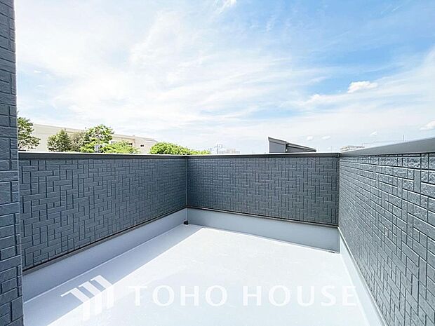 頬をなでる優しい風を感じることが出来るバルコニー。つい深呼吸をしたくなる気持ちの良い眺望です。