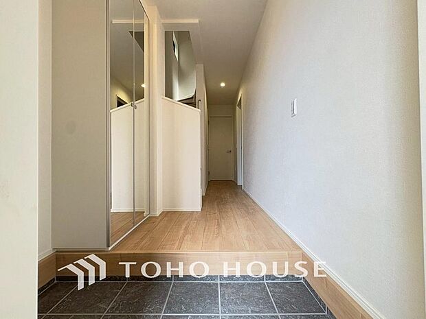 広々とした玄関スペースは何かと重宝します。ベビーカーも楽々置けるゆったりスペースが魅力です。