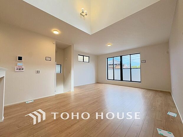 リビングも広く設け、訪れる人々を暖かく迎えてくれます。