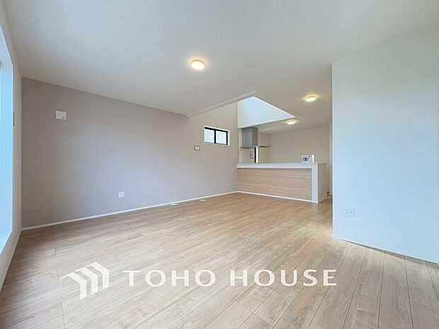 光が注がれる青い空から鮮やかに赤色にゆっくりと染まる。そんな優しい時間がここでは流れてゆく。