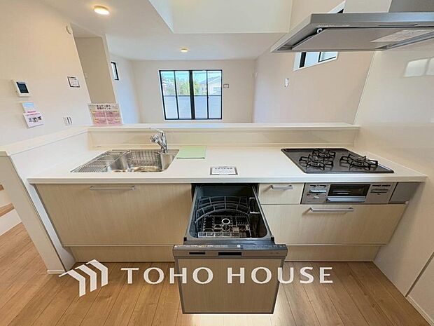 夫婦そろってキッチンに立っても調理がしやすく余裕の広さ。家事をしながら会話も弾みます。