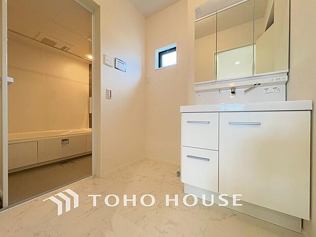 手で洗いたい大切な服など、広く使えると助かる洗面台は汚れの付きにくい形状と素材で造られております。