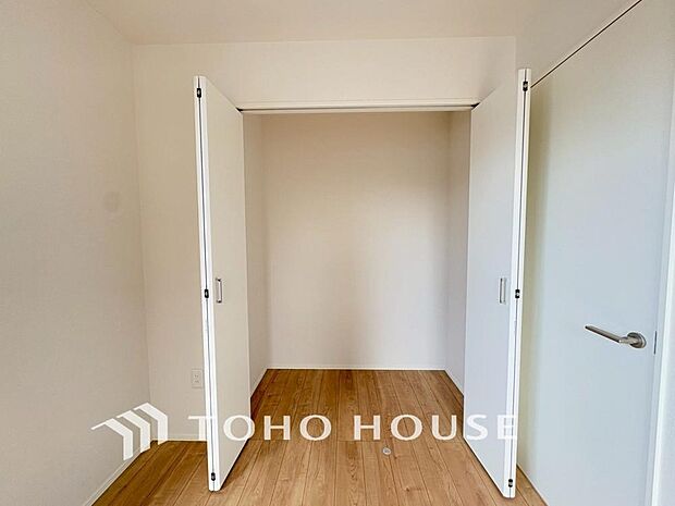 建物内部の収納には拘りました。共有部分に設けた収納。お荷物が多い方にも安心です。