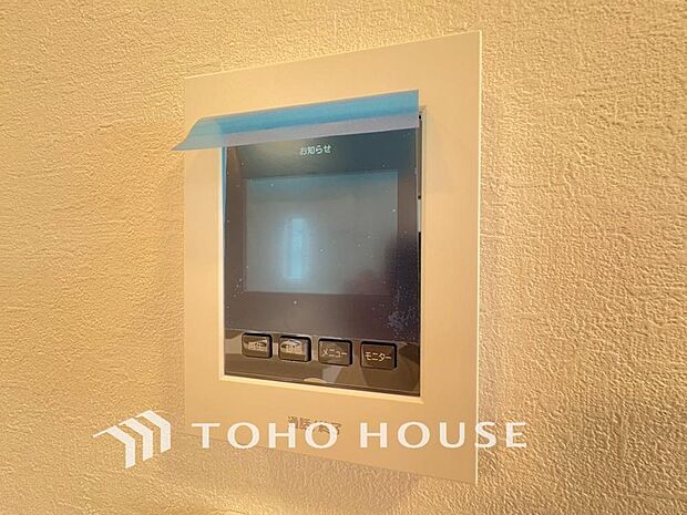 誰が来てもわかる様にモニター付きインターホンを設置。家事導線を考慮した個所に設置し、防犯性と利便性に優れ快適と安らぎを合わせた優しい設計。