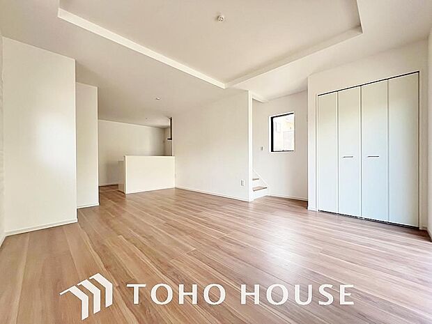 リビングも広く設け、訪れる人々を暖かく迎えてくれます。 