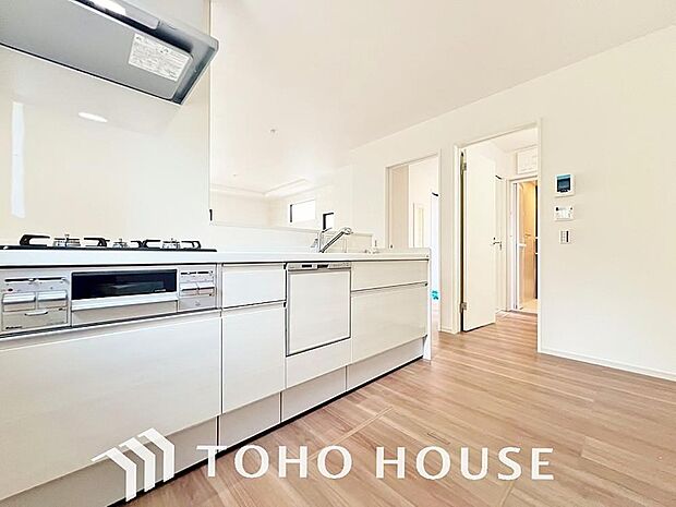 夫婦そろってキッチンに立っても調理がしやすく余裕の広さ。家事をしながら会話も弾みます。