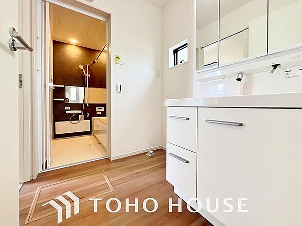 お家の中でも特にプライベートスペースとなる洗面所は、洗濯場所と浴室を同じ空間でまとめております。