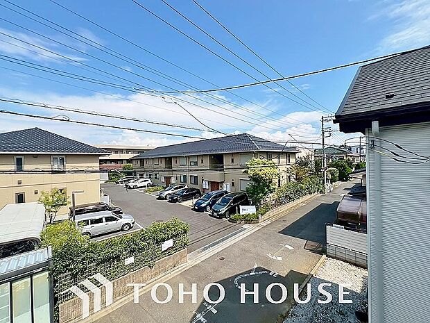 頬をなでる優しい風を感じることが出来るバルコニー。つい深呼吸をしたくなる気持ちの良い眺望です。