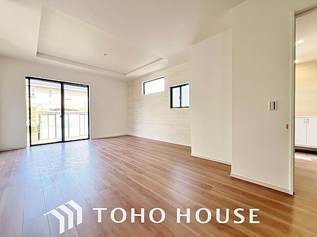 光が注がれる青い空から鮮やかに赤色にゆっくりと染まる。そんな優しい時間がここでは流れてゆく。