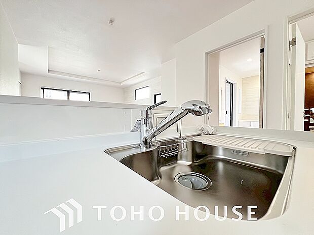 ワンタッチで浄水と原水を切り替えできる浄水器一体型水栓は水道水に含まれる有害物質を除去してくれます。