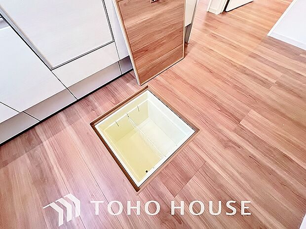 食品ストックや非常食・保存食の保管庫として活用できます。住まいの床下点検口としての役割もあります。