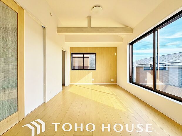 光と風があふれる開放的なリビングダイニングには自然と家族みんなが集まってきます。