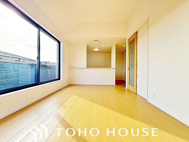 広いLDKでは家族が集まり一緒の時間を過ごせる工夫がされております。