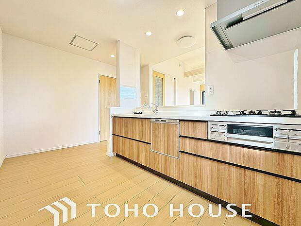 美しく使いやすいキッチン空間。優しい温もりを醸し出すキッチンは料理の為の配慮を随所に注ぎました。