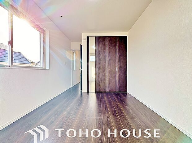 クローゼットを完備。家具の配置にも困らない設計がされており、採光と室内のバランスが絶妙です。