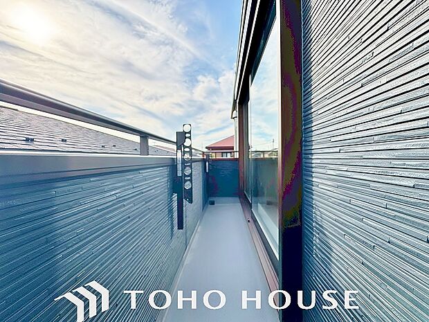 通風・採光に優れ、心地よい光と風があふれています。優しい陽射しが差し込むバルコニーとなっております。