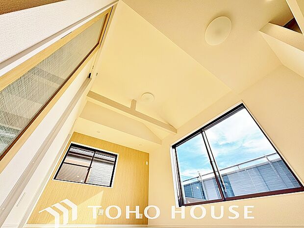 一日の中で多くの時間を過すことになるリビング。爽やかな通風と採光を存分に感じる事が出来る空間です。