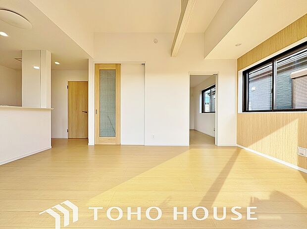 爽やかな通風と採光を存分に感じる事が出来る空間。毎日の暮らしに癒しをもたらす居心地の良いリビング。