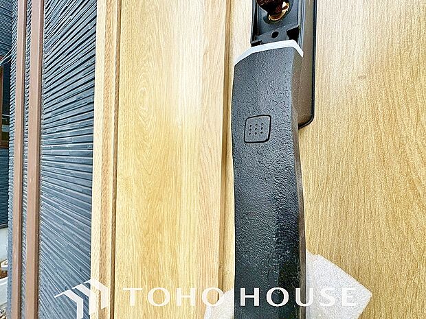 合鍵防止・オートロック設定など防犯性も高く、手がふさがっていても開錠できるスマートキー。