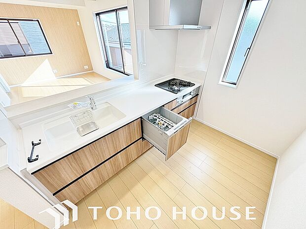 ビルトイン食洗機。高温のお湯や高圧水流を使うことにより汚れを効果的に落とすことができます。