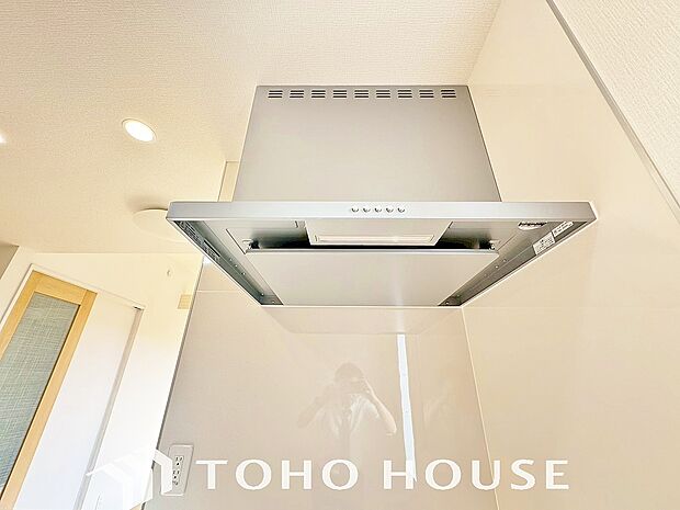 「スリム型レンジフード」昨今主流のスリムタイプレンジフード。スマートな造りで空間を圧迫しないので、キッチンにより広さが生まれます。シンプルな構造のためお手入れも簡単で、ひっかけ収納を吊るすことも◎