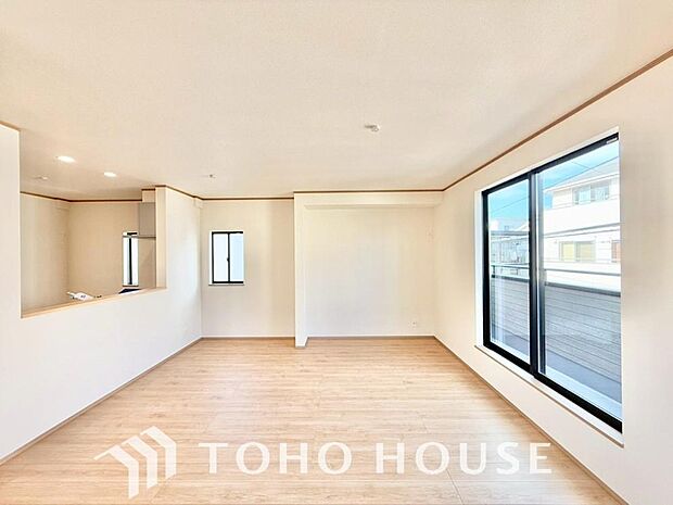 リビングも広く設け、訪れる人々を暖かく迎えてくれます。