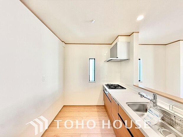 キッチンの収納は、デッドスペースになりやすい箇所を有効活用できる、スライド式収納を採用しました。