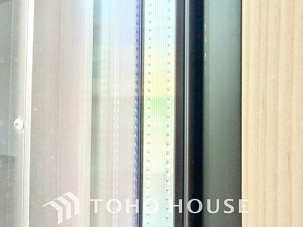 二層のガラスの間に空気層や特殊ガス層を作ることで断熱性能や結露防止効果を高めたサッシを装備してます。