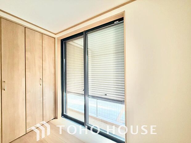 台風などの激しい雨風からお家を守るのはもちろん、空き巣対策などの防犯抑止や防音にも効果を発揮します。