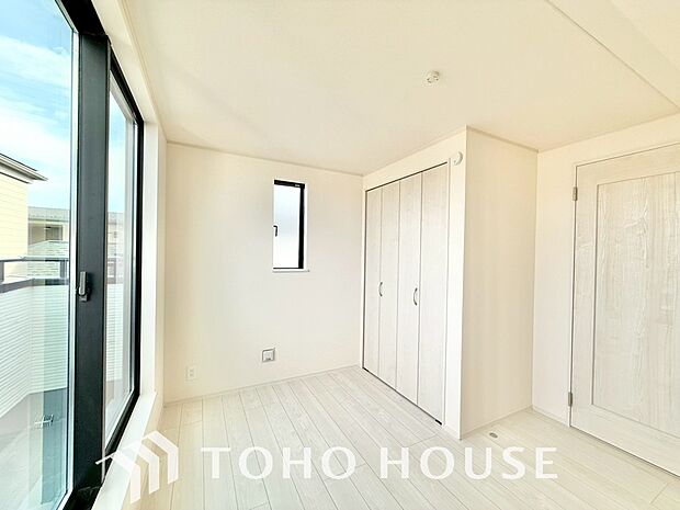 一日の疲れを癒やしてくれる主寝室。時を忘れて過ごす場所として過ごせるお部屋。