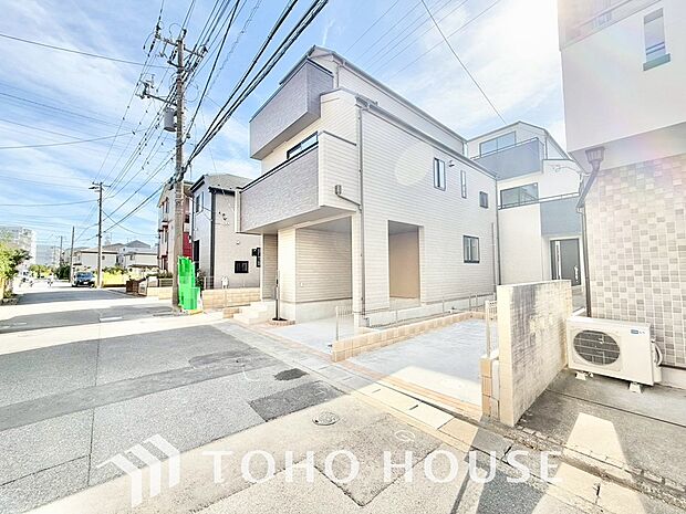街並みの風景に包み込まれながら、瀟洒な印象も湛えて佇みます。