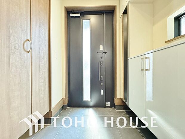 毎日みんなを見送り、そして迎え入れる場所だから。帰りたくなる家をテーマに設計した、自慢の玄関です。