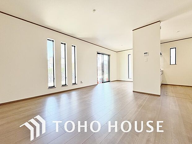 広々としたLDKは、家族が自然に集まりやすく、一緒に過ごす時間を楽しめる工夫が施されています。