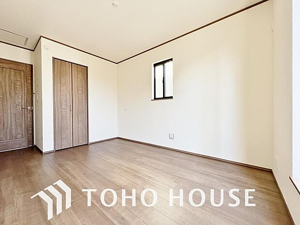 家具の配置のし易い室内です。趣味の部屋としても充分な広さを確保しております。