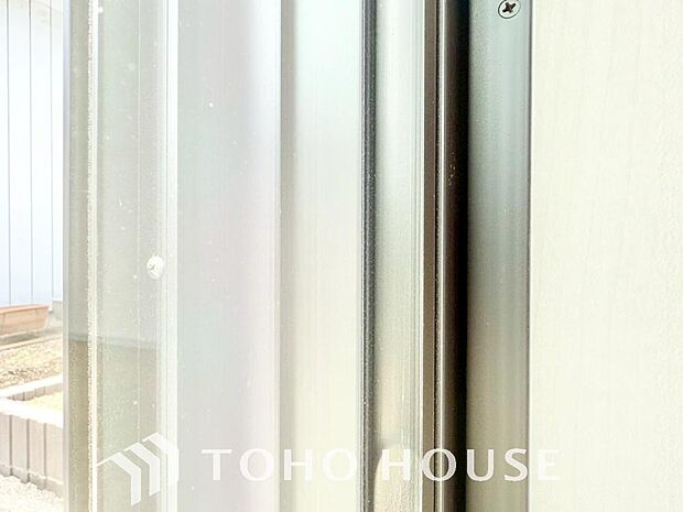 二層のガラスの間に空気層や特殊ガス層を作ることで断熱性能や結露防止効果を高めたサッシを装備してます。