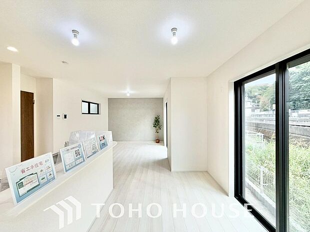 リビングも広く設け、訪れる人々を暖かく迎えてくれます。