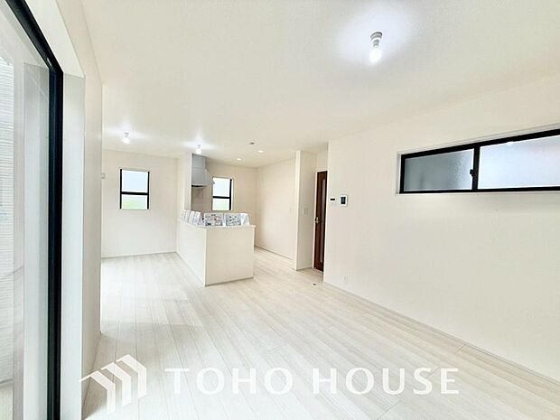 光が注がれる青い空から鮮やかに赤色にゆっくりと染まる。そんな優しい時間がここでは流れてゆく。