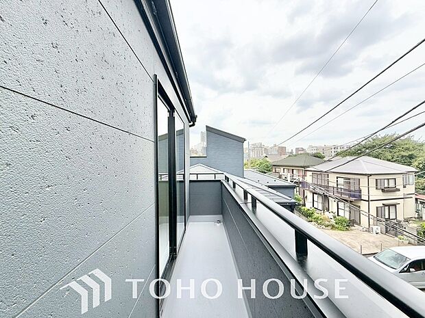 太陽に愛された邸は、陽当り、通風に優れた魅力的で快適さを追求した邸宅です。