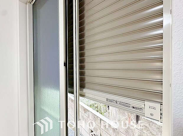 防犯機能のシャッターを完備しております。寒い冬でも中から開閉が可能ですのでラクラク便利。