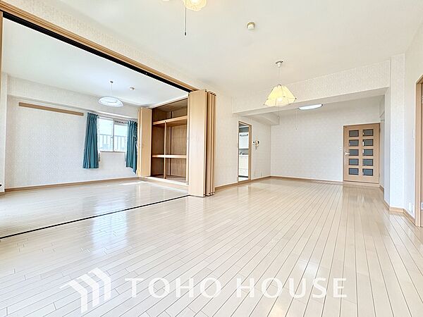 一日の中で多くの時間を過すことになるリビング。爽やかな通風と採光を存分に感じる事が出来る空間です。