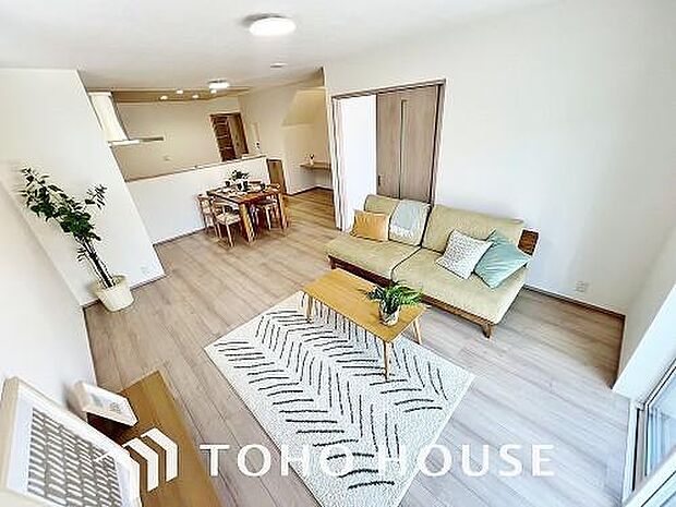 リビングも広く設け、訪れる人々を暖かく迎えてくれます。