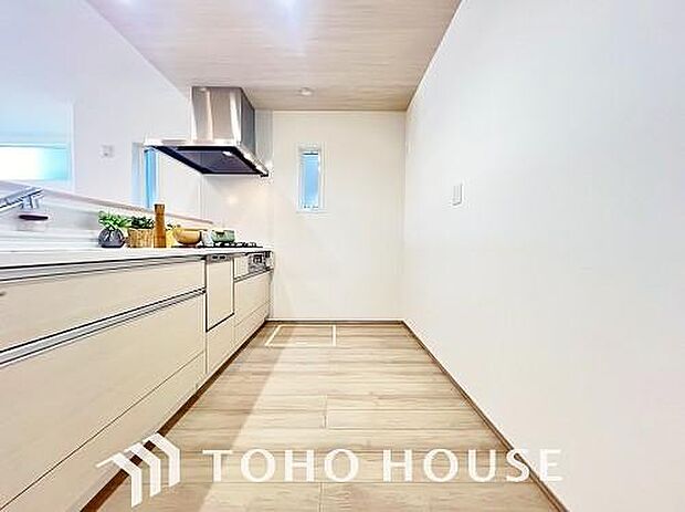 キッチンの収納は、デッドスペースになりやすい箇所を有効活用できる、スライド式収納を採用しました。