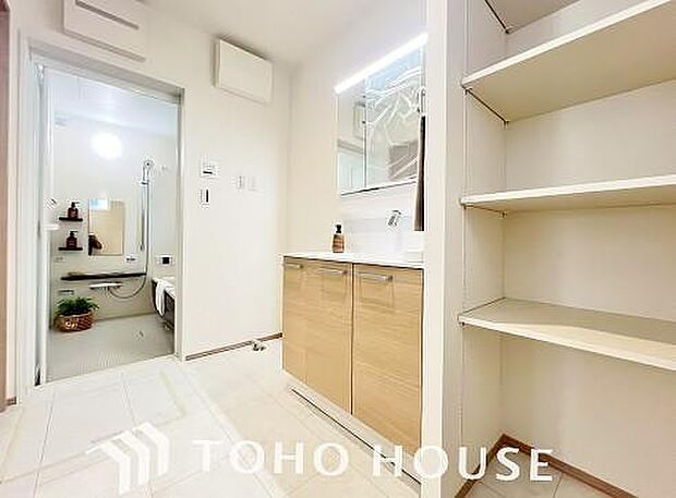 身だしなみのチェックがしやすい大きな鏡、下には収納がたっぷり。スッキリとした空間を演出いたします。