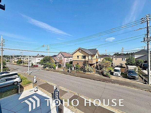 頬をなでる優しい風を感じることが出来るバルコニー。つい深呼吸をしたくなる気持ちの良い眺望です。