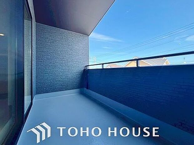 暖かい陽ざしが差込むバルコニーは、晴れた日には、洗濯物が良く乾きます。また、風通しも良好です。