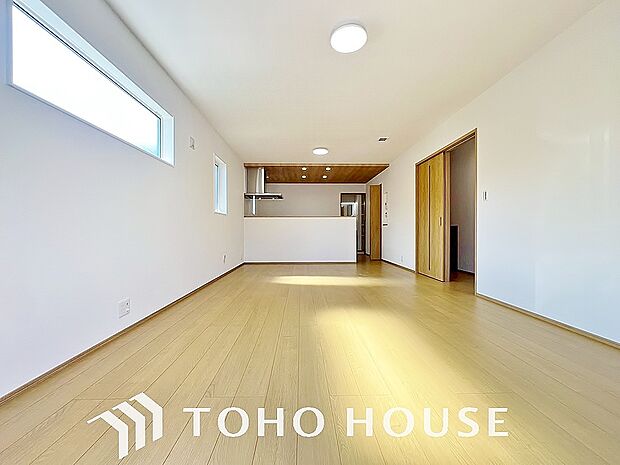 リビングも広く設け、訪れる人々を暖かく迎えてくれます。