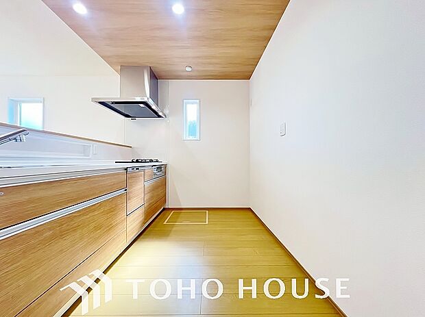 キッチンの収納は、デッドスペースになりやすい箇所を有効活用できる、スライド式収納を採用しました。